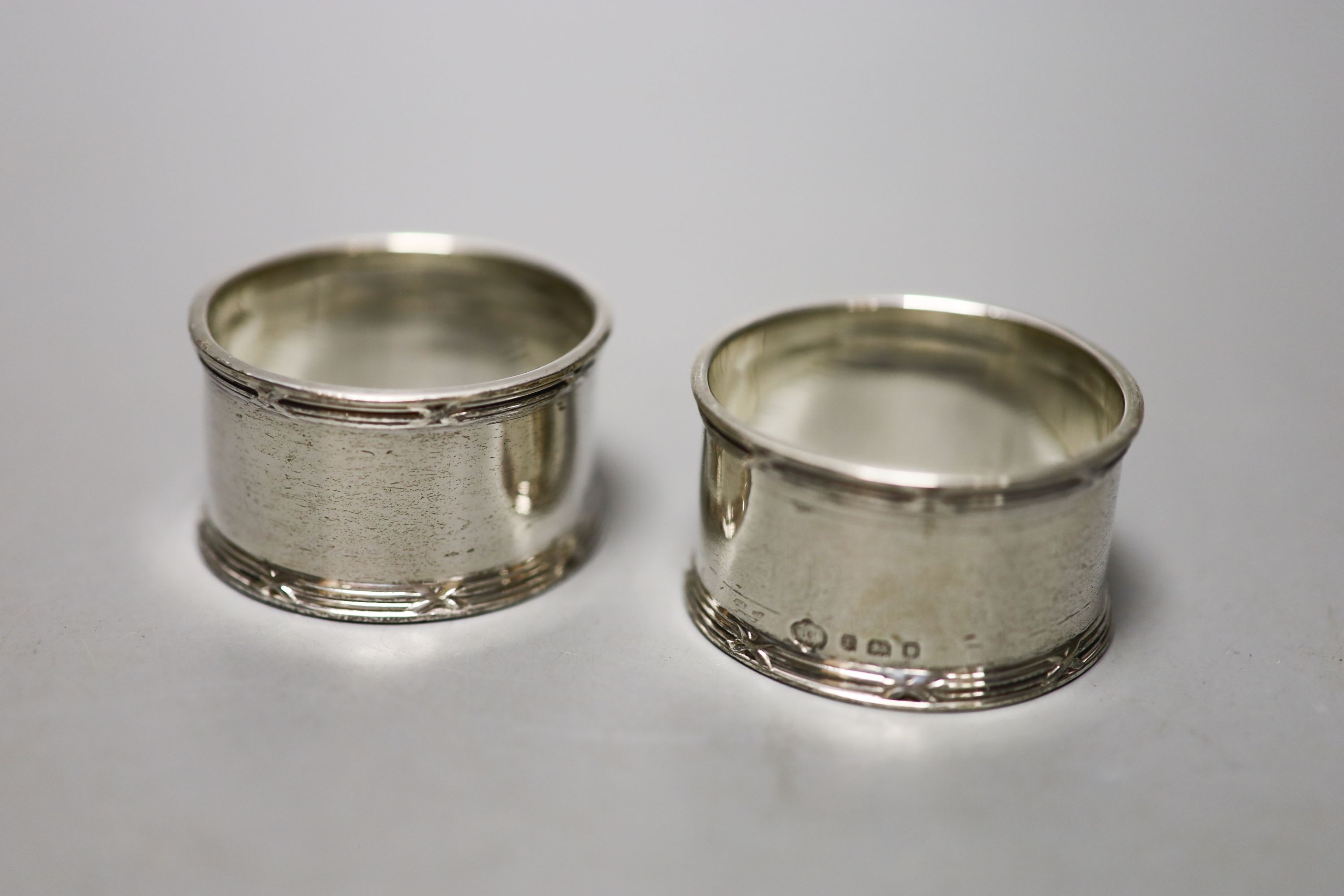 Four pairs of silver napkin rings including cased Victorian and a cased pair of silver pepperettes.